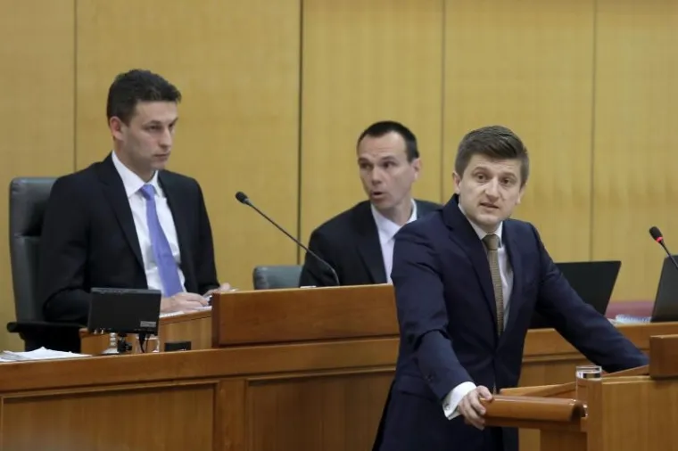NAPETA RASPRAVA NA MARKOVOM TRGU: Zastupnici raspravljaju o ministru financija Zdravku Mariću