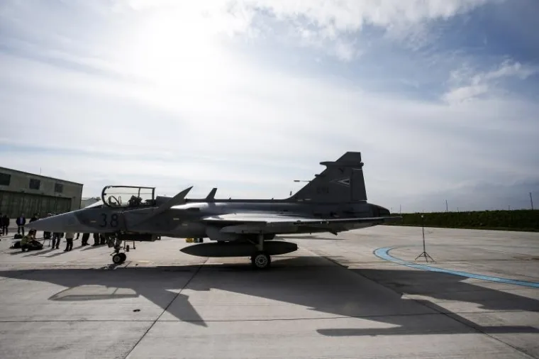 Potpredsjednik Vlade i ministar obrane Damir Krstičević razgledao je u srijedu u vojarni na Plesu švedski borbeni zrakoplov Gripen, izrazivši nadu kako će se Hrvatska do kraja godine odlučiti hoće li "uvrstiti tu vojnu komponentu" i koji bi to zrakoplov bio.