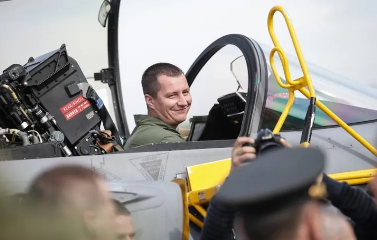 STIGLI ŠVEDSKI GRIPENI: Ministar obrane na Plesu razgledao borbene zrakoplove