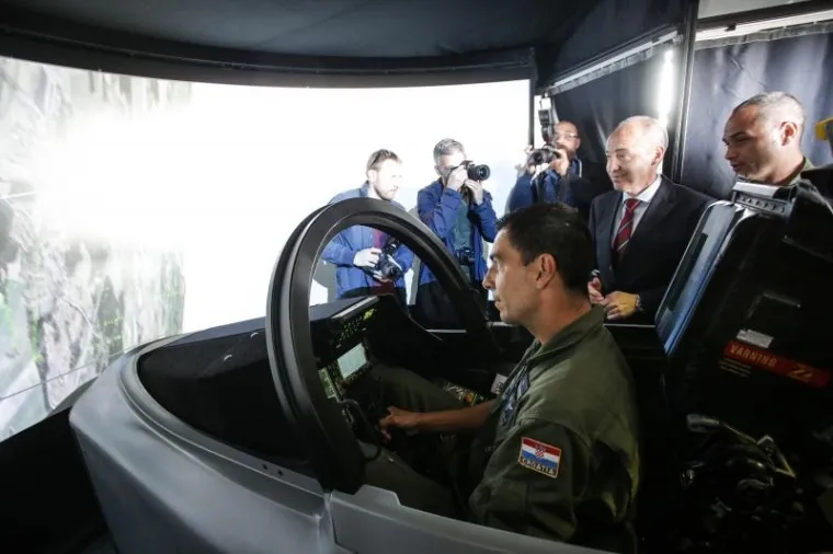 STIGLI ŠVEDSKI GRIPENI: Ministar obrane na Plesu razgledao borbene zrakoplove