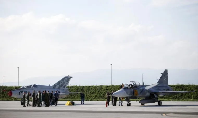 STIGLI ŠVEDSKI GRIPENI: Ministar obrane na Plesu razgledao borbene zrakoplove