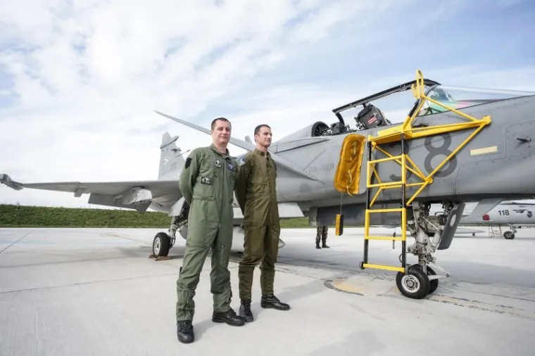STIGLI ŠVEDSKI GRIPENI: Ministar obrane na Plesu razgledao borbene zrakoplove