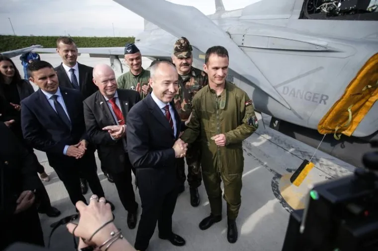 STIGLI ŠVEDSKI GRIPENI: Ministar obrane na Plesu razgledao borbene zrakoplove