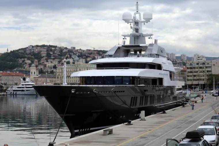 Pažnju Riječana ovih dana privlači luksuzna superjahta Stella Maris, duga 72 metra i široka 13 metara, privezana na lukobranu Mololongo. Jahta je inače registrirana na Kajmanskom otočju.