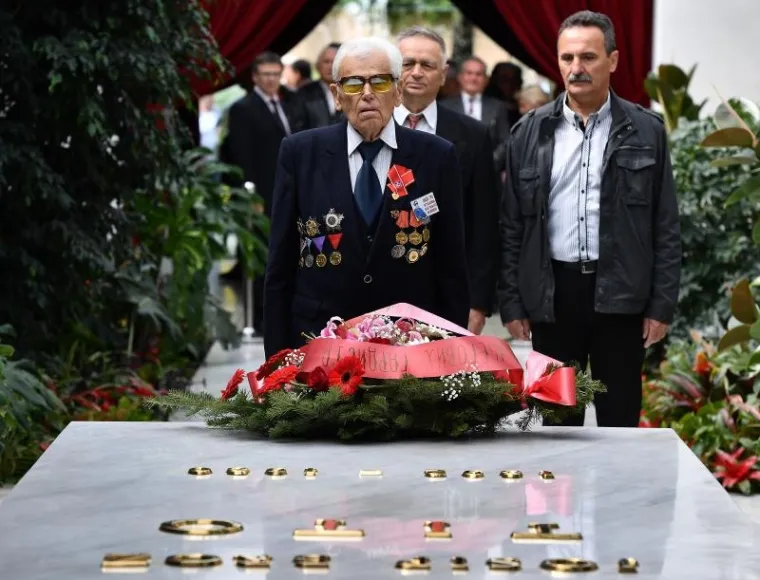FOTOGALERIJA IZ KUĆE CVIJEĆA: Odana počast Titu na njegovom grobu u Beogradu