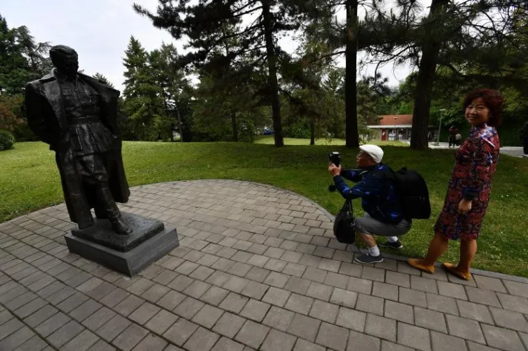 FOTOGALERIJA IZ KUĆE CVIJEĆA: Odana počast Titu na njegovom grobu u Beogradu