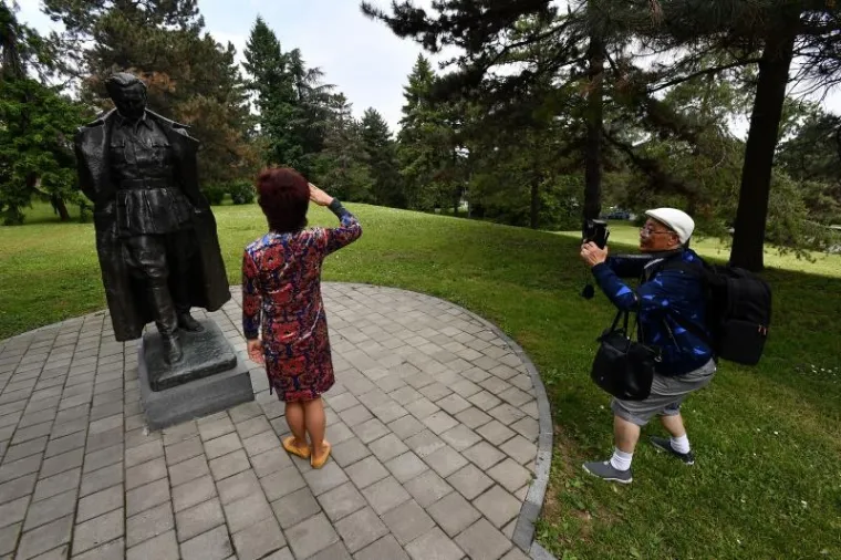 FOTOGALERIJA IZ KUĆE CVIJEĆA: Odana počast Titu na njegovom grobu u Beogradu