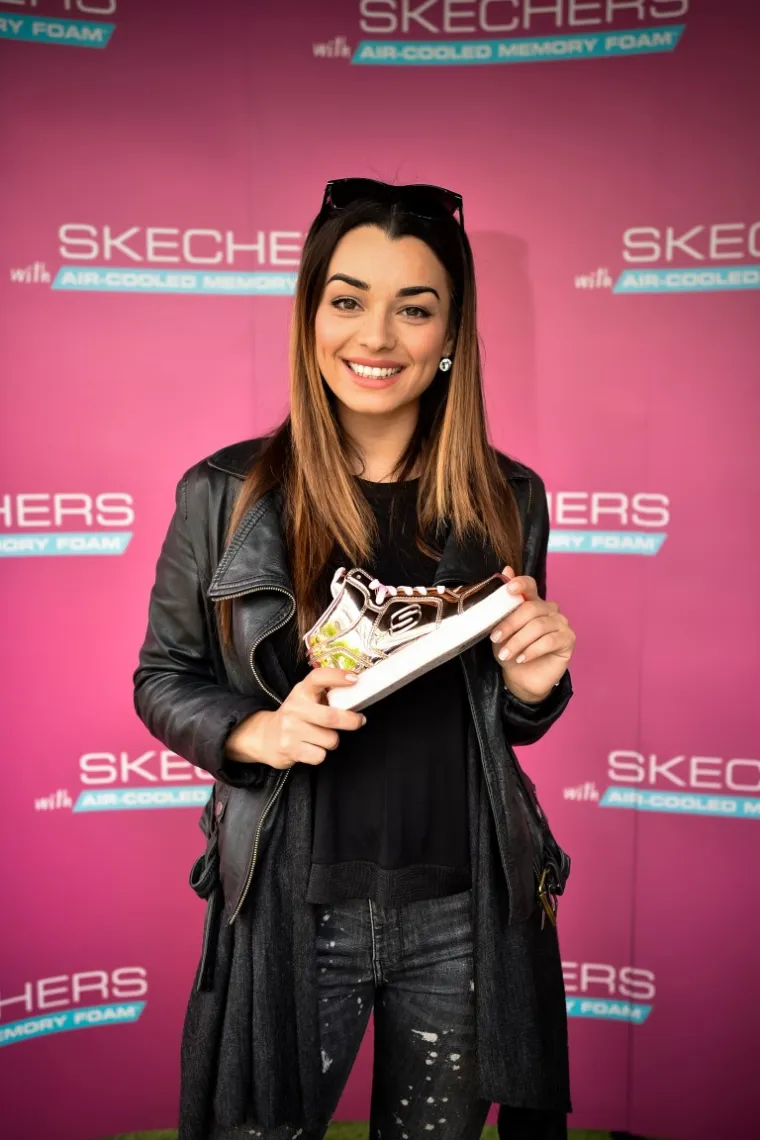 Zahvaljujući uzbudljivom dizajnu Skechers sportske kolekcije koji prati proljetne trendove kao što su cvjetni print, tie-dye i jarke boje, ove ultra lagane i super udobne tenisice pravi su izbor, kako za trening, tako i za šetnju gradom ili parkom, shopping, ured ili provod.
