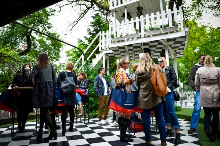 Ležerno druženje savršeno opisuje novu Skechers sport kolekciju, koja je lagana i prozračna, fleksibilnog dizajna, s nevjerojatnom udobnošću memorijske pjene.