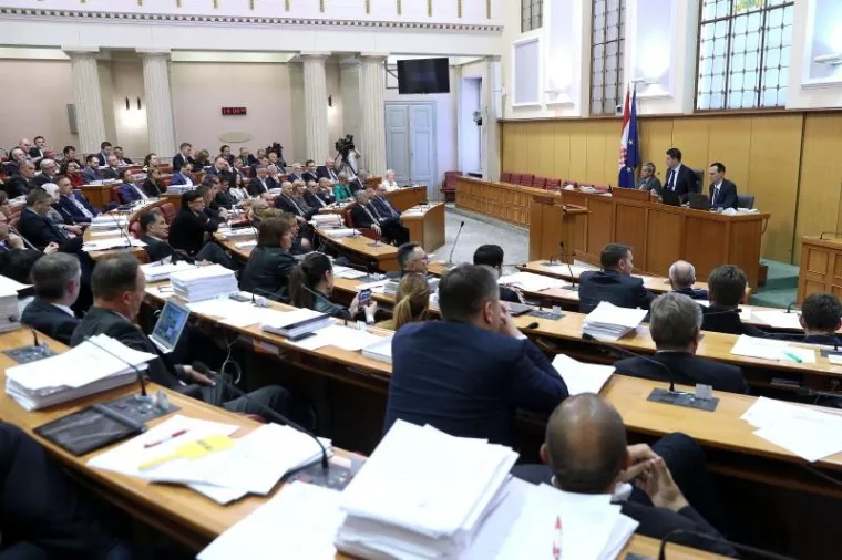 PETROV PODNIO OSTAVKU NA MJESTO PREDSJEDNIKA SABORA: Na fotelju je umjesto njega odmah zasjeo Željko Reiner