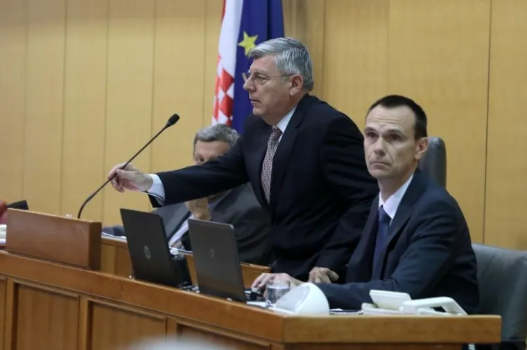 HDZ-ov Željko Reiner sjeo je u fotelju predsjednika Sabora nakon što je Petrov podio ostavku.