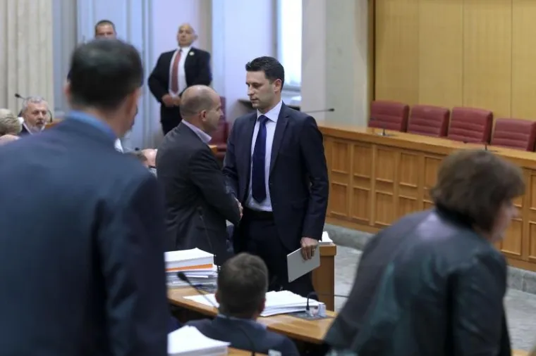 PETROV PODNIO OSTAVKU NA MJESTO PREDSJEDNIKA SABORA: Na fotelju je umjesto njega odmah zasjeo Željko Reiner