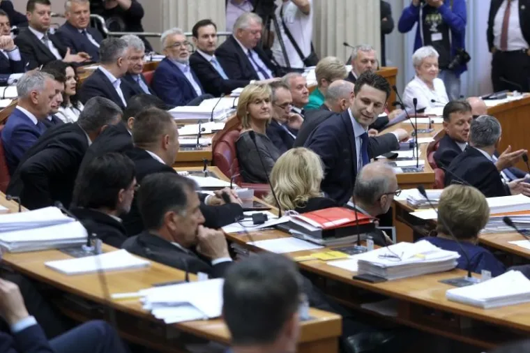 PETROV PODNIO OSTAVKU NA MJESTO PREDSJEDNIKA SABORA: Na fotelju je umjesto njega odmah zasjeo Željko Reiner