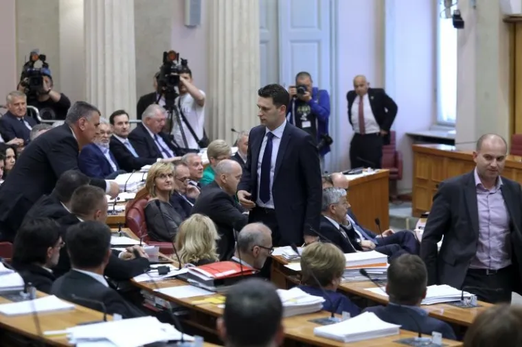 PETROV PODNIO OSTAVKU NA MJESTO PREDSJEDNIKA SABORA: Na fotelju je umjesto njega odmah zasjeo Željko Reiner
