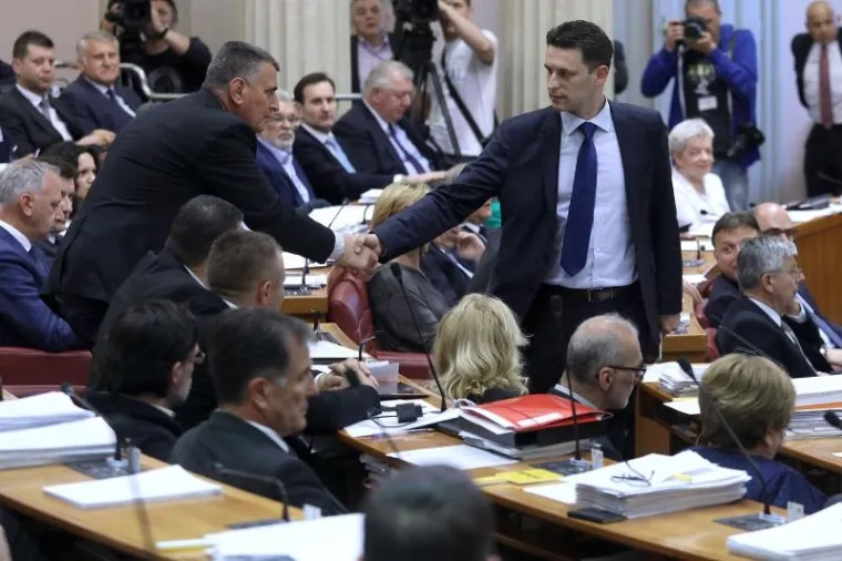 PETROV PODNIO OSTAVKU NA MJESTO PREDSJEDNIKA SABORA: Na fotelju je umjesto njega odmah zasjeo Željko Reiner