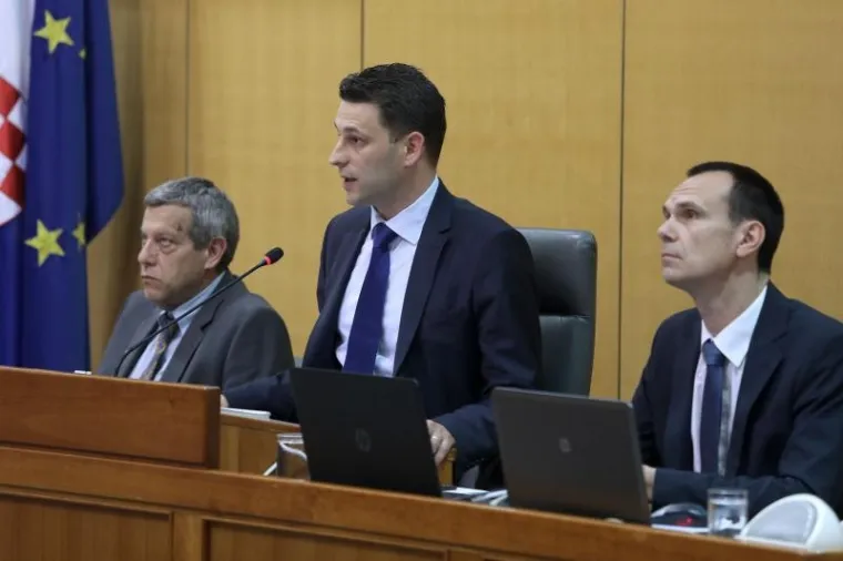 PETROV PODNIO OSTAVKU NA MJESTO PREDSJEDNIKA SABORA: Na fotelju je umjesto njega odmah zasjeo Željko Reiner