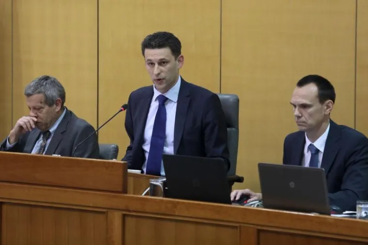 PETROV PODNIO OSTAVKU NA MJESTO PREDSJEDNIKA SABORA: Na fotelju je umjesto njega odmah zasjeo Željko Reiner