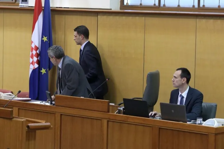 PETROV PODNIO OSTAVKU NA MJESTO PREDSJEDNIKA SABORA: Na fotelju je umjesto njega odmah zasjeo Željko Reiner