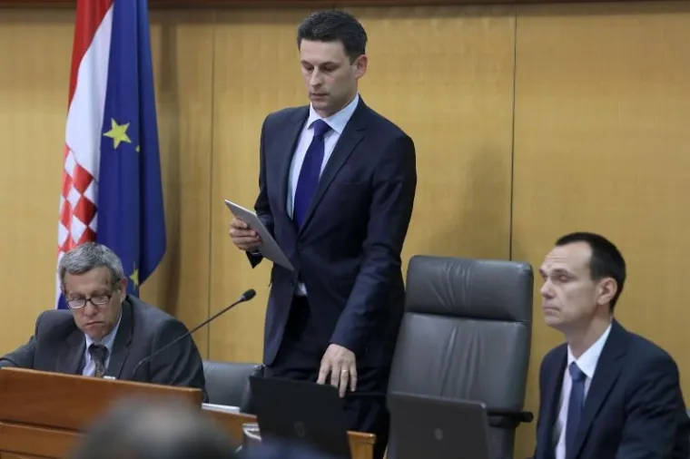 PETROV PODNIO OSTAVKU NA MJESTO PREDSJEDNIKA SABORA: Na fotelju je umjesto njega odmah zasjeo Željko Reiner