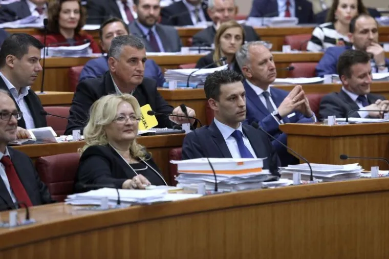 Petrov je nakon podnošenja ostavke sjeo u saborske klupe.