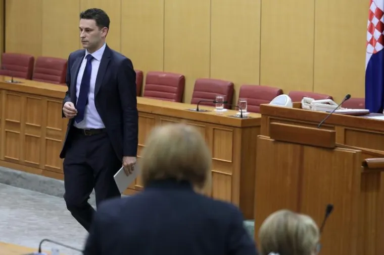 Božo Petrov napustio je fotelju predsjednika Sabora.