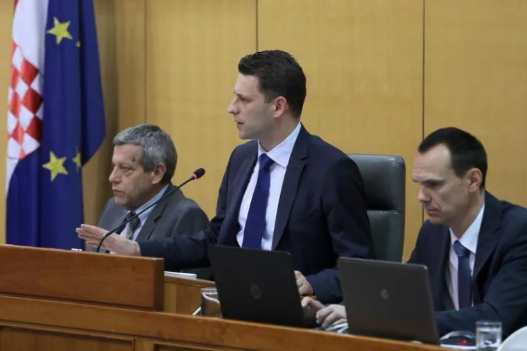 Nakon što oporba nije uspjela opozvati ministra Marića, Hrvatski sabor nastavlja sjednicu. Božo Petrov dao je ostavku na mjesto predsjednika Sabora i sjeo u saborske klupe.