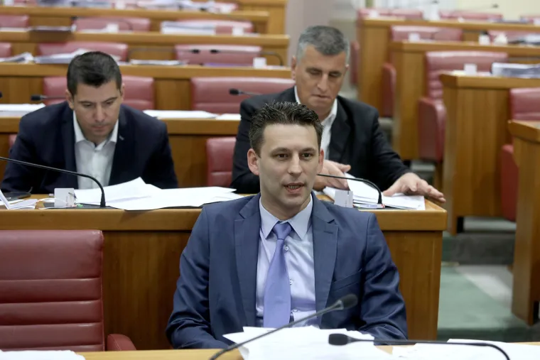 Božo Petrov nasmijan do&scaron;ao na sjednicu