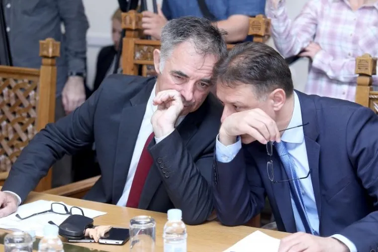 Saborski Odbor za ustav, poslovnik i politički sustav raspravlja o zahtjevu za mišljenjem o povredi poslovnika koji je podnio zastupnik SDP-a Peđa Grbin. On je zahtjev podnio nakon što je jučer potpredsjednik Sabora Željko Reiner, čim je Božo Petrov podnio ostavku na dužnst predsjednika Sabora, preuzeo predsjedanje plenarnom sjednicom. Na sjednici Odbora članovi Milorad Pupovac (SDSS) i Gordan Jandroković (HDZ) došaptavali su se. Nitko ne zna o čemu, no sudeći po izrazima njihovih lica, radilo o važnim i ozbiljnim stvarima. No, ubrzo potom je prihvaćen prijedlog Milorada Pupovca da se sjednica Odbora nastavi bez nazočnosti novinara, iza zatvorenih vrata.