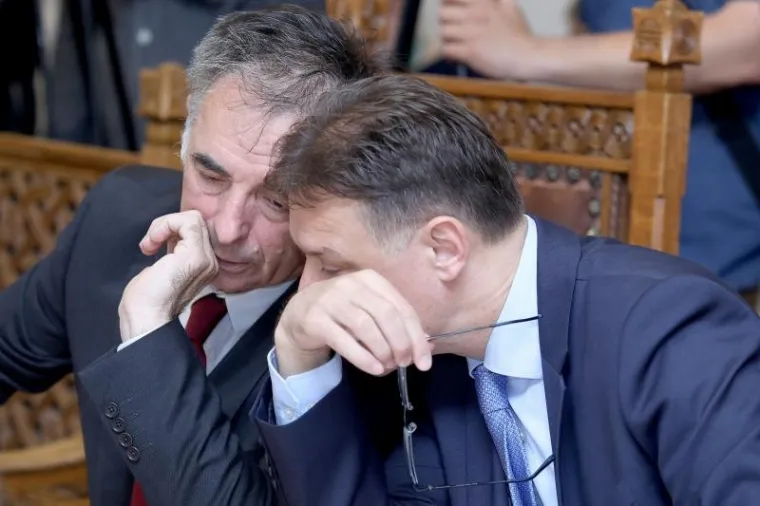 POVJERLJIVI RAZGOVORI U SABORU: O čemu to šapuću Pupovac i Jandroković?