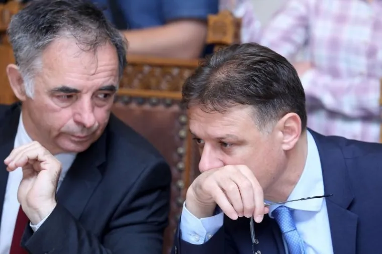 POVJERLJIVI RAZGOVORI U SABORU: O čemu to šapuću Pupovac i Jandroković?