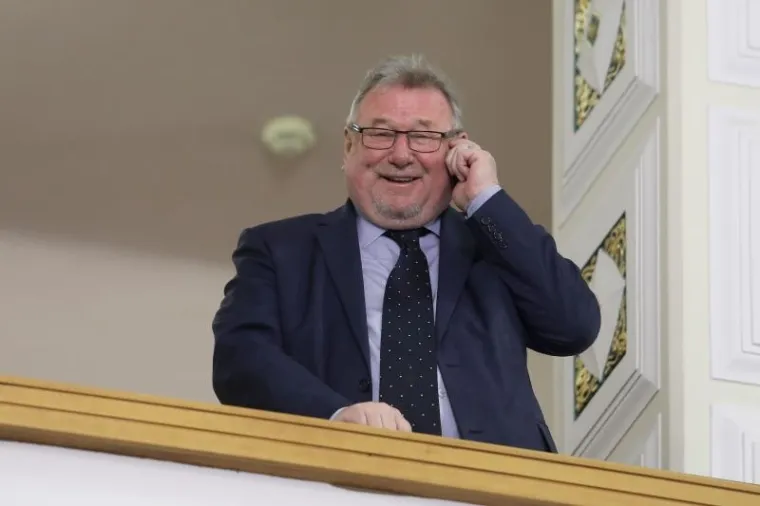 FOTOGRAFIJE DOKAZUJU - &Scaron;EKS SE ODLIČNO ZABAVLJA: Pokazao palac dolje tijekom sjednice koju vodi Reiner