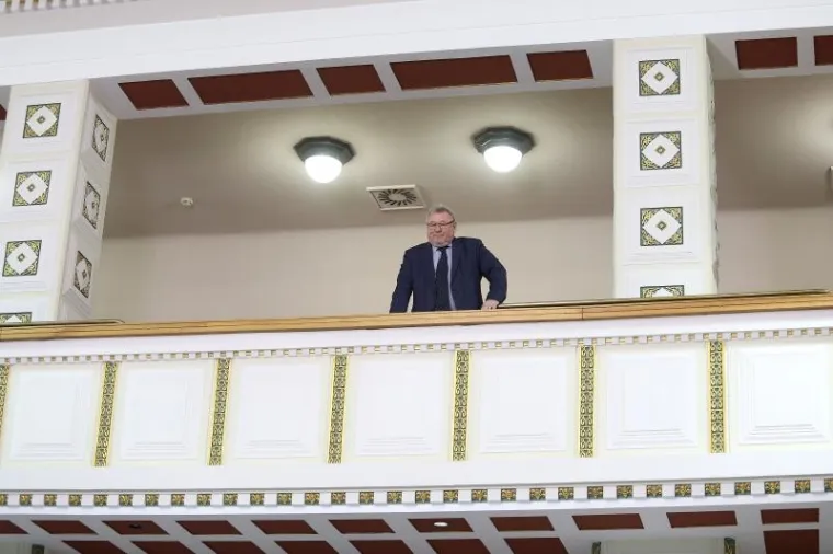 &Scaron;eks je s galerije promatrao sjednicu Sabora kojom predsjedava Željko Reiner