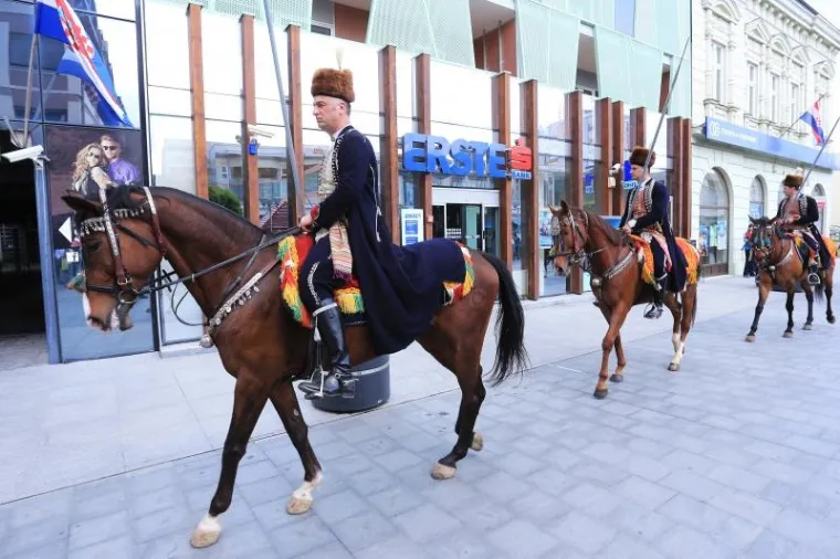 Povorka alkara i alkarskih momaka pro&scaron;la je centrom grada. Sinjska alka trči se u spomen na pobjedu naroda Cetinske krajine nad turskom vojskom 1715., i to prve nedjelje u kolovozu, a do sada se u svojoj povijesti duljoj od tri stoljeća to vite&scaron;ko natjecanje samo tri puta odrzavalo izvan Sinja - 1832. u Splitu, 1922. u Beogradu i 1946. godine u Zagrebu.