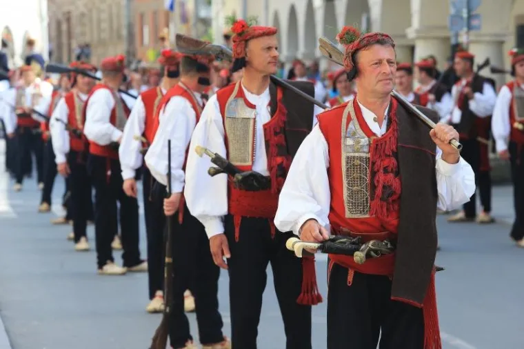 Povorka alkara i alkarskih momaka pro&scaron;la je centrom grada. Sinjska alka trči se u spomen na pobjedu naroda Cetinske krajine nad turskom vojskom 1715., i to prve nedjelje u kolovozu, a do sada se u svojoj povijesti duljoj od tri stoljeća to vite&scaron;ko natjecanje samo tri puta odrzavalo izvan Sinja - 1832. u Splitu, 1922. u Beogradu i 1946. godine u Zagrebu.