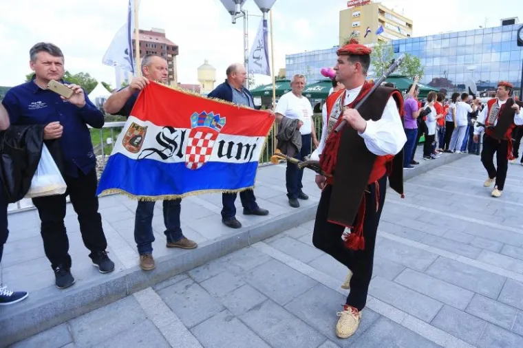 Povorka alkara i alkarskih momaka pro&scaron;la je centrom grada. Sinjska alka trči se u spomen na pobjedu naroda Cetinske krajine nad turskom vojskom 1715., i to prve nedjelje u kolovozu, a do sada se u svojoj povijesti duljoj od tri stoljeća to vite&scaron;ko natjecanje samo tri puta odrzavalo izvan Sinja - 1832. u Splitu, 1922. u Beogradu i 1946. godine u Zagrebu.