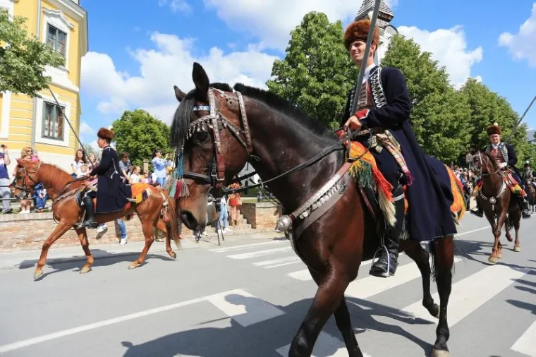 Povorka alkara i alkarskih momaka pro&scaron;la je centrom grada. Sinjska alka trči se u spomen na pobjedu naroda Cetinske krajine nad turskom vojskom 1715., i to prve nedjelje u kolovozu, a do sada se u svojoj povijesti duljoj od tri stoljeća to vite&scaron;ko natjecanje samo tri puta odrzavalo izvan Sinja - 1832. u Splitu, 1922. u Beogradu i 1946. godine u Zagrebu.