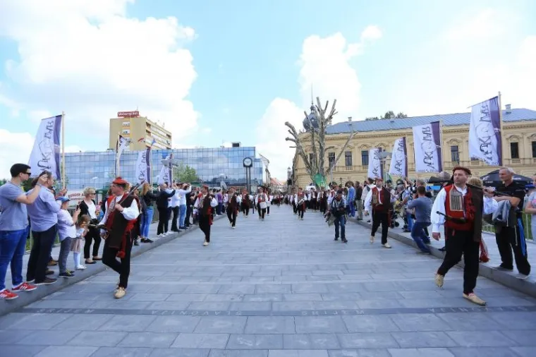 Povorka alkara i alkarskih momaka pro&scaron;la je centrom grada. Sinjska alka trči se u spomen na pobjedu naroda Cetinske krajine nad turskom vojskom 1715., i to prve nedjelje u kolovozu, a do sada se u svojoj povijesti duljoj od tri stoljeća to vite&scaron;ko natjecanje samo tri puta odrzavalo izvan Sinja - 1832. u Splitu, 1922. u Beogradu i 1946. godine u Zagrebu.