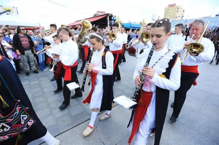 Povorka alkara i alkarskih momaka pro&scaron;la je centrom grada. Sinjska alka trči se u spomen na pobjedu naroda Cetinske krajine nad turskom vojskom 1715., i to prve nedjelje u kolovozu, a do sada se u svojoj povijesti duljoj od tri stoljeća to vite&scaron;ko natjecanje samo tri puta odrzavalo izvan Sinja - 1832. u Splitu, 1922. u Beogradu i 1946. godine u Zagrebu.