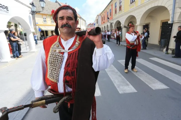 Povorka alkara i alkarskih momaka pro&scaron;la je centrom grada. Sinjska alka trči se u spomen na pobjedu naroda Cetinske krajine nad turskom vojskom 1715., i to prve nedjelje u kolovozu, a do sada se u svojoj povijesti duljoj od tri stoljeća to vite&scaron;ko natjecanje samo tri puta odrzavalo izvan Sinja - 1832. u Splitu, 1922. u Beogradu i 1946. godine u Zagrebu.