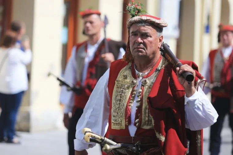 Povorka alkara i alkarskih momaka pro&scaron;la je centrom grada. Sinjska alka trči se u spomen na pobjedu naroda Cetinske krajine nad turskom vojskom 1715., i to prve nedjelje u kolovozu, a do sada se u svojoj povijesti duljoj od tri stoljeća to vite&scaron;ko natjecanje samo tri puta odrzavalo izvan Sinja - 1832. u Splitu, 1922. u Beogradu i 1946. godine u Zagrebu.