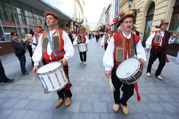 Povorka alkara i alkarskih momaka pro&scaron;la je centrom grada. Sinjska alka trči se u spomen na pobjedu naroda Cetinske krajine nad turskom vojskom 1715., i to prve nedjelje u kolovozu, a do sada se u svojoj povijesti duljoj od tri stoljeća to vite&scaron;ko natjecanje samo tri puta odrzavalo izvan Sinja - 1832. u Splitu, 1922. u Beogradu i 1946. godine u Zagrebu.