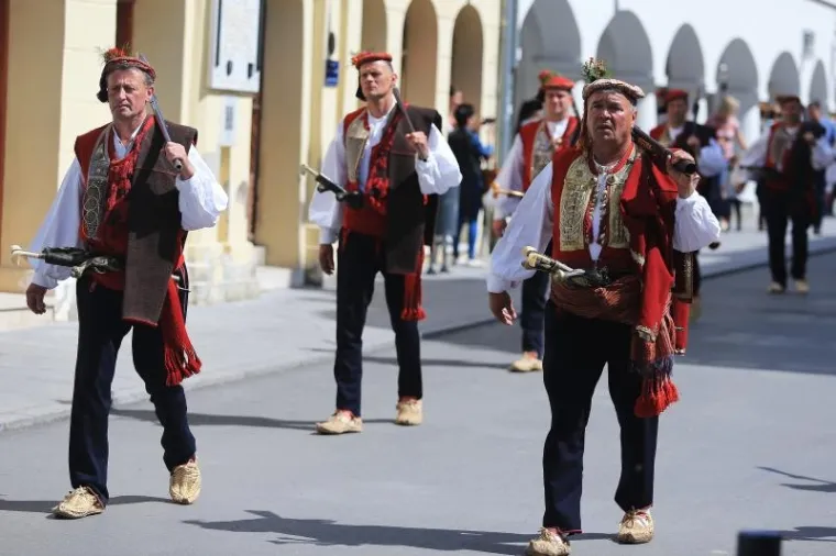 Povorka alkara i alkarskih momaka pro&scaron;la je centrom grada. Sinjska alka trči se u spomen na pobjedu naroda Cetinske krajine nad turskom vojskom 1715., i to prve nedjelje u kolovozu, a do sada se u svojoj povijesti duljoj od tri stoljeća to vite&scaron;ko natjecanje samo tri puta odrzavalo izvan Sinja - 1832. u Splitu, 1922. u Beogradu i 1946. godine u Zagrebu.
