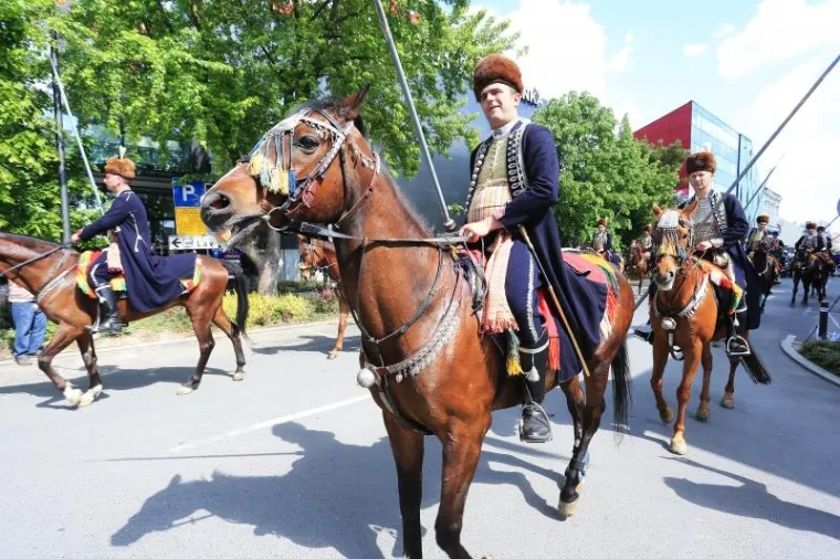 Povorka alkara i alkarskih momaka pro&scaron;la je centrom grada. Sinjska alka trči se u spomen na pobjedu naroda Cetinske krajine nad turskom vojskom 1715., i to prve nedjelje u kolovozu, a do sada se u svojoj povijesti duljoj od tri stoljeća to vite&scaron;ko natjecanje samo tri puta odrzavalo izvan Sinja - 1832. u Splitu, 1922. u Beogradu i 1946. godine u Zagrebu.