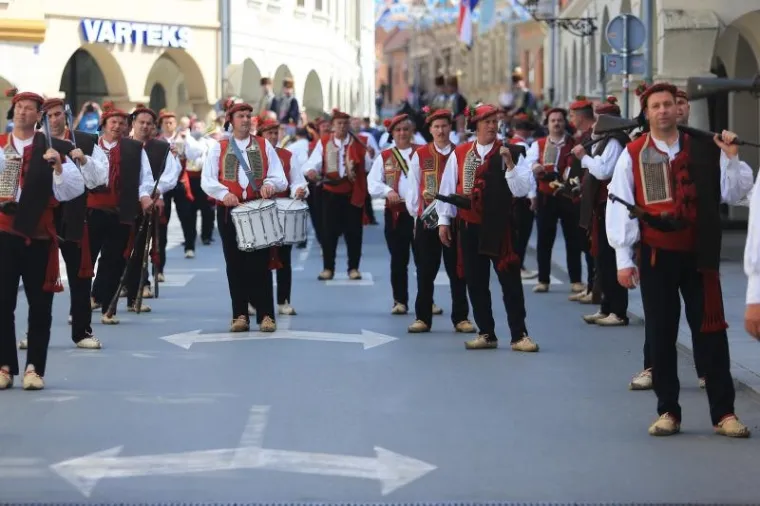 Povorka alkara i alkarskih momaka pro&scaron;la je centrom grada. Sinjska alka trči se u spomen na pobjedu naroda Cetinske krajine nad turskom vojskom 1715., i to prve nedjelje u kolovozu, a do sada se u svojoj povijesti duljoj od tri stoljeća to vite&scaron;ko natjecanje samo tri puta odrzavalo izvan Sinja - 1832. u Splitu, 1922. u Beogradu i 1946. godine u Zagrebu.