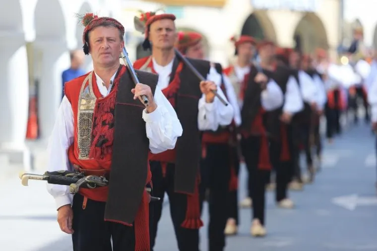 Povorka alkara i alkarskih momaka pro&scaron;la je centrom grada. Sinjska alka trči se u spomen na pobjedu naroda Cetinske krajine nad turskom vojskom 1715., i to prve nedjelje u kolovozu, a do sada se u svojoj povijesti duljoj od tri stoljeća to vite&scaron;ko natjecanje samo tri puta odrzavalo izvan Sinja - 1832. u Splitu, 1922. u Beogradu i 1946. godine u Zagrebu.