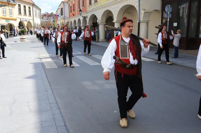 Povorka alkara i alkarskih momaka pro&scaron;la je centrom grada. Sinjska alka trči se u spomen na pobjedu naroda Cetinske krajine nad turskom vojskom 1715., i to prve nedjelje u kolovozu, a do sada se u svojoj povijesti duljoj od tri stoljeća to vite&scaron;ko natjecanje samo tri puta odrzavalo izvan Sinja - 1832. u Splitu, 1922. u Beogradu i 1946. godine u Zagrebu.