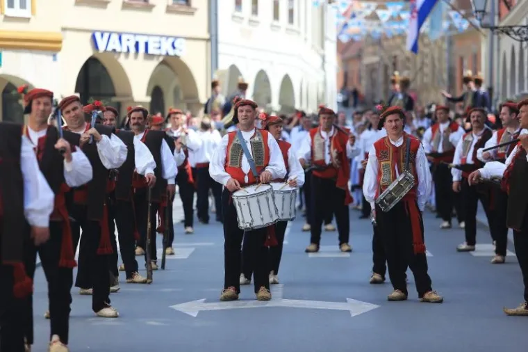 Povorka alkara i alkarskih momaka pro&scaron;la je centrom grada. Sinjska alka trči se u spomen na pobjedu naroda Cetinske krajine nad turskom vojskom 1715., i to prve nedjelje u kolovozu, a do sada se u svojoj povijesti duljoj od tri stoljeća to vite&scaron;ko natjecanje samo tri puta odrzavalo izvan Sinja - 1832. u Splitu, 1922. u Beogradu i 1946. godine u Zagrebu.