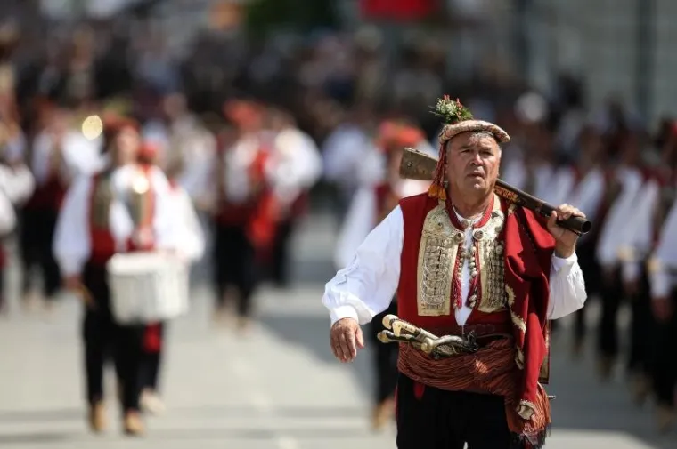 Povorka alkara i alkarskih momaka pro&scaron;la je centrom grada. Sinjska alka trči se u spomen na pobjedu naroda Cetinske krajine nad turskom vojskom 1715., i to prve nedjelje u kolovozu, a do sada se u svojoj povijesti duljoj od tri stoljeća to vite&scaron;ko natjecanje samo tri puta odrzavalo izvan Sinja - 1832. u Splitu, 1922. u Beogradu i 1946. godine u Zagrebu.