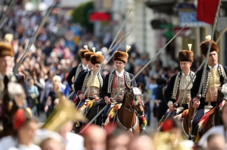 Povorka alkara i alkarskih momaka pro&scaron;la je centrom grada. Sinjska alka trči se u spomen na pobjedu naroda Cetinske krajine nad turskom vojskom 1715., i to prve nedjelje u kolovozu, a do sada se u svojoj povijesti duljoj od tri stoljeća to vite&scaron;ko natjecanje samo tri puta odrzavalo izvan Sinja - 1832. u Splitu, 1922. u Beogradu i 1946. godine u Zagrebu.