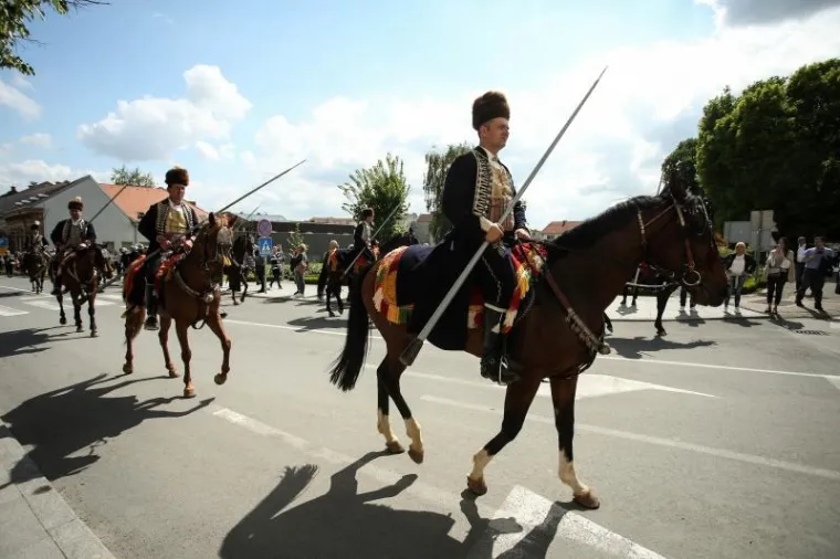 Povorka alkara i alkarskih momaka pro&scaron;la je centrom grada. Sinjska alka trči se u spomen na pobjedu naroda Cetinske krajine nad turskom vojskom 1715., i to prve nedjelje u kolovozu, a do sada se u svojoj povijesti duljoj od tri stoljeća to vite&scaron;ko natjecanje samo tri puta odrzavalo izvan Sinja - 1832. u Splitu, 1922. u Beogradu i 1946. godine u Zagrebu.